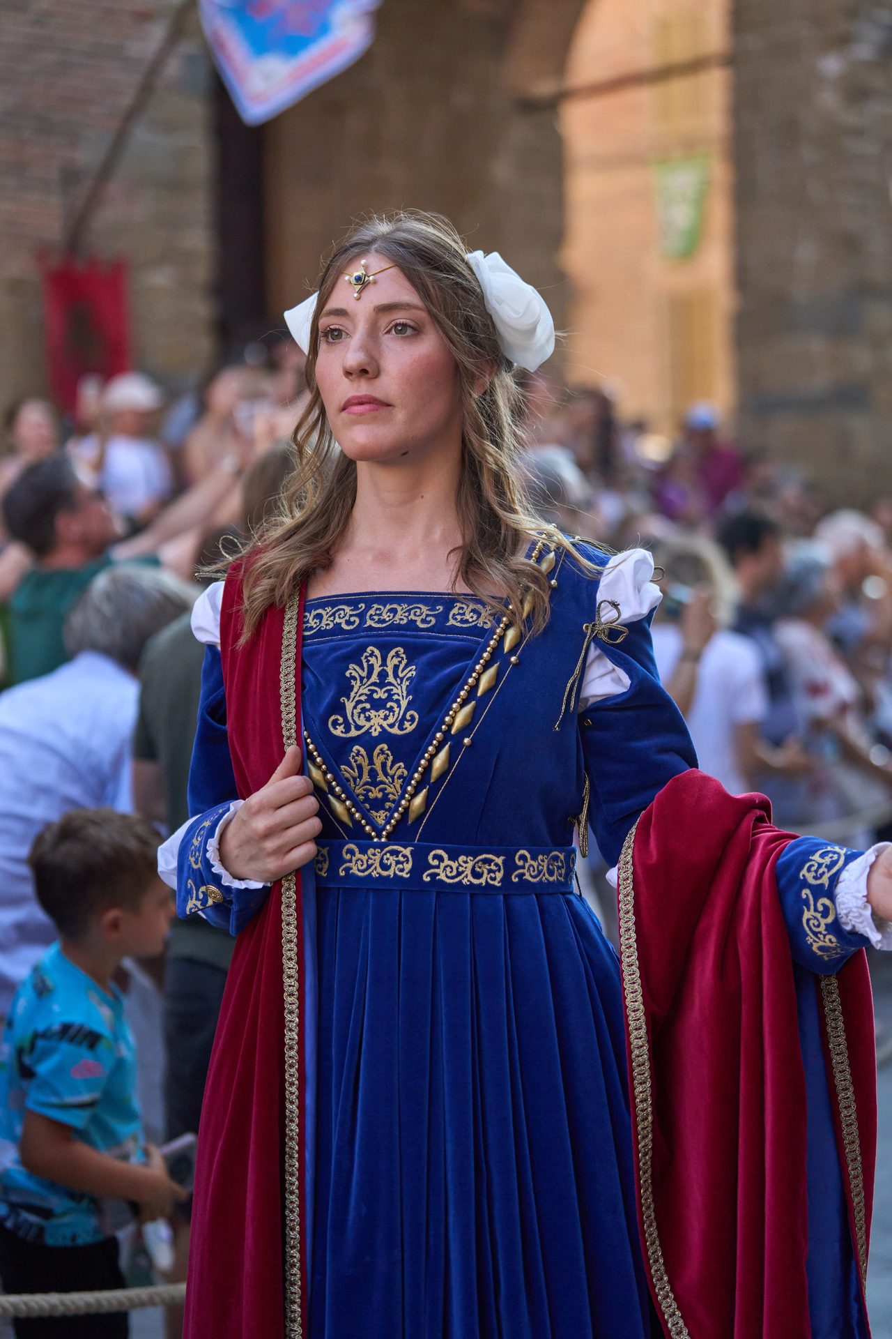 Dama in abito blu reale