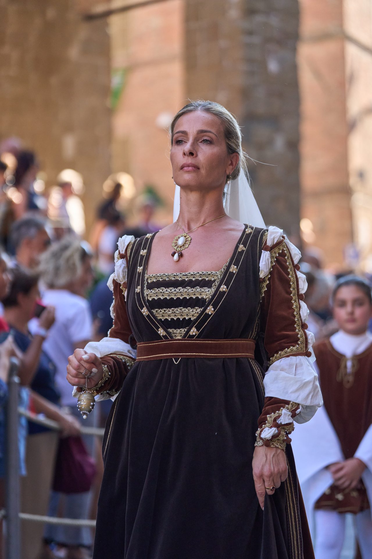 Dama in abito marrone