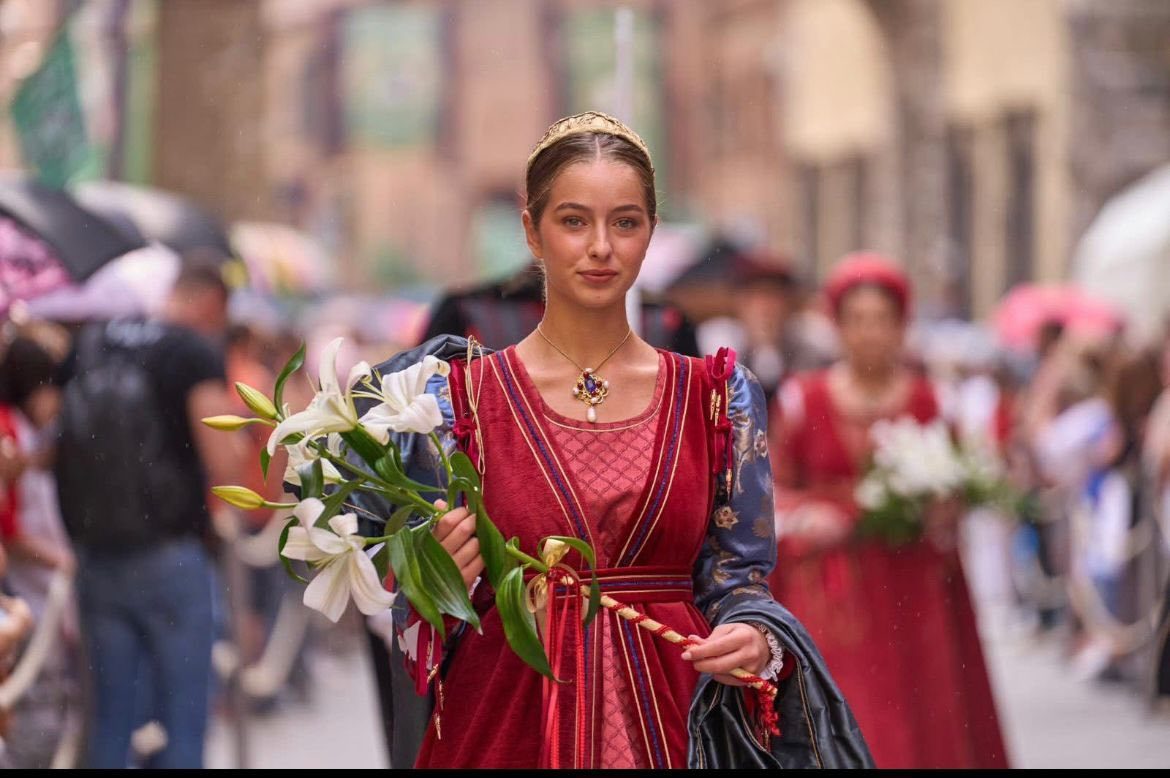 Principessa con gigli bianchi