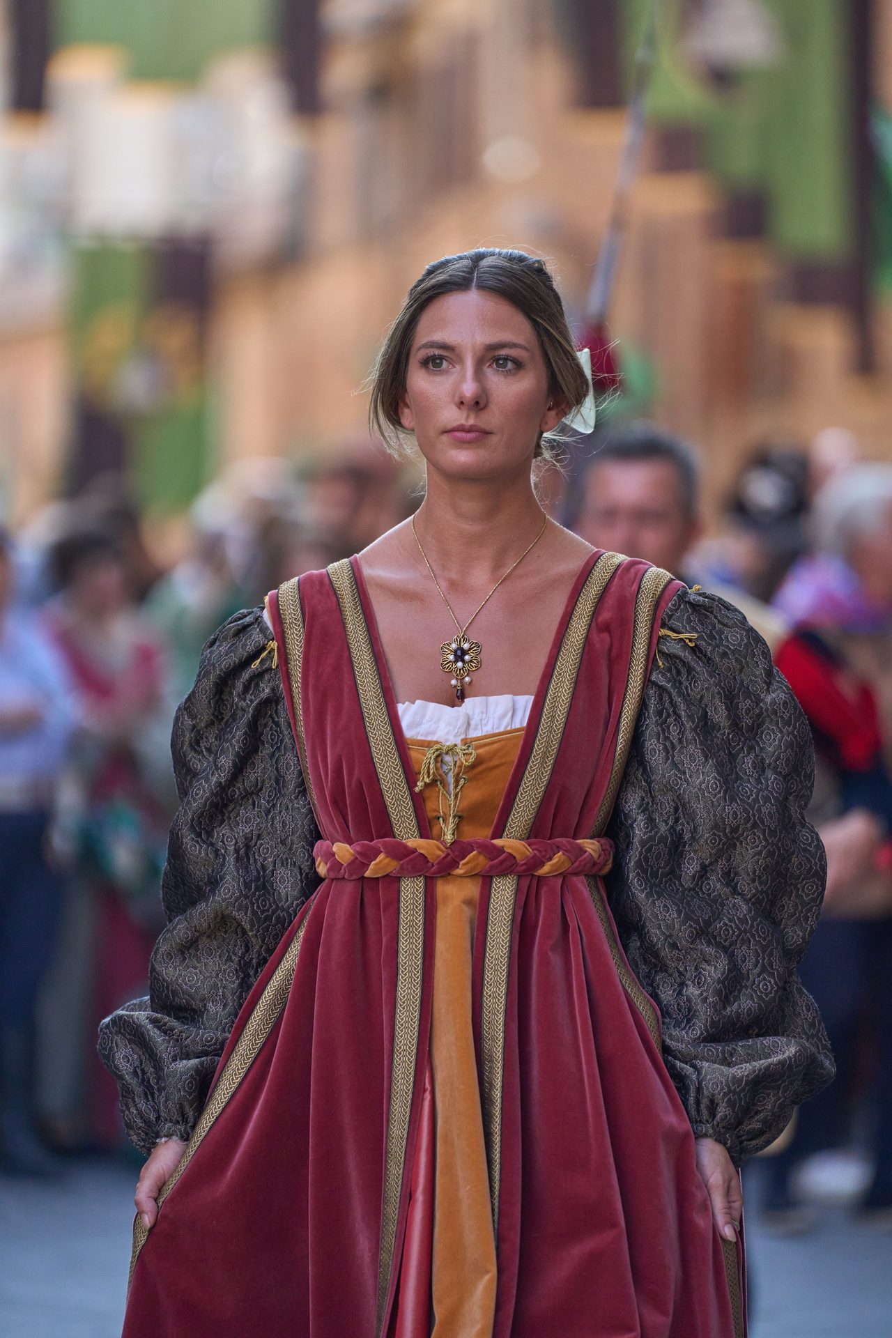 Dama in damasco rosso