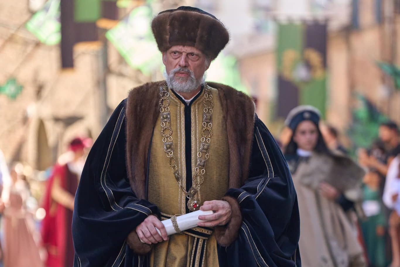 Magistrato anziano in abito d'oro