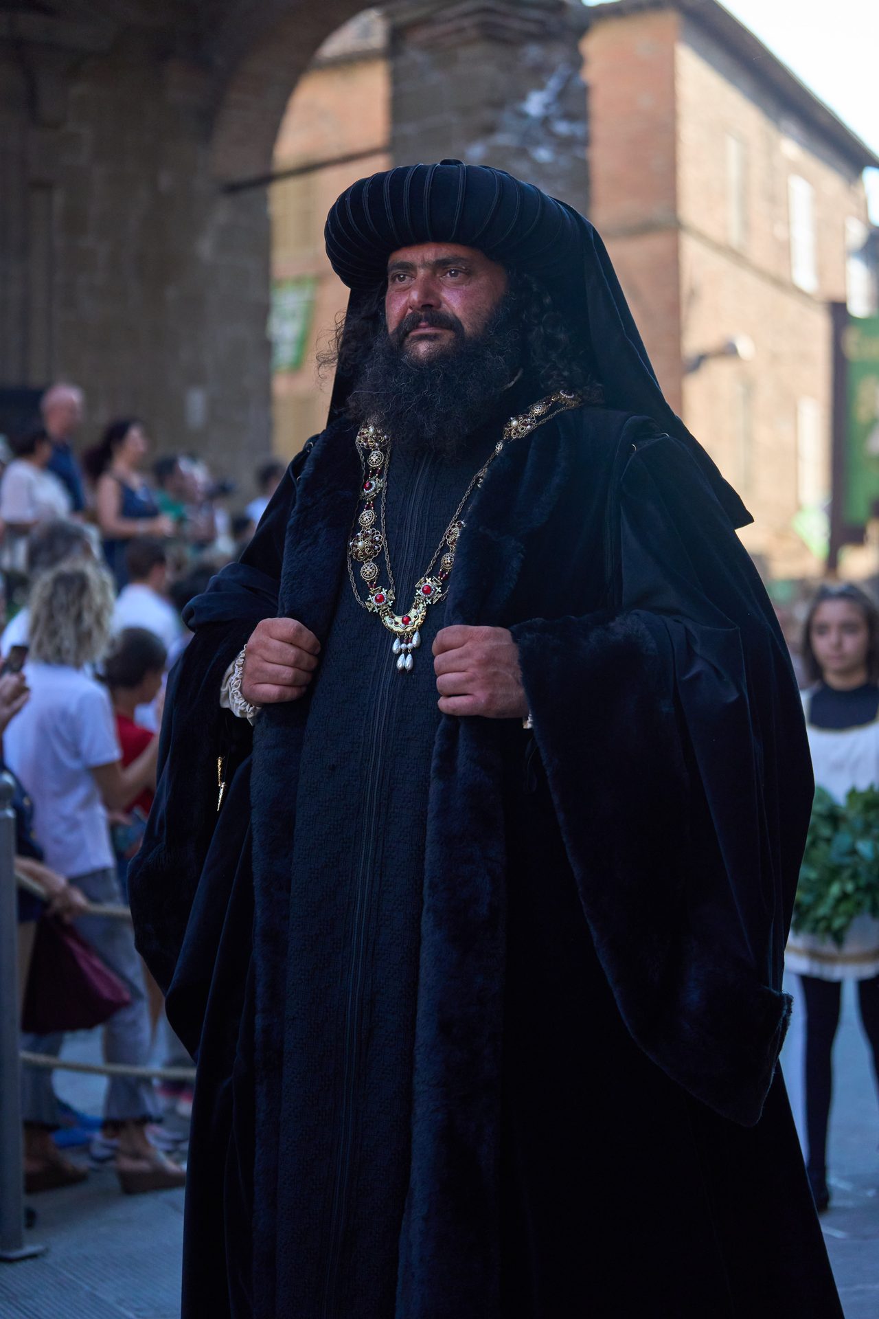 Notabile in mantello nero