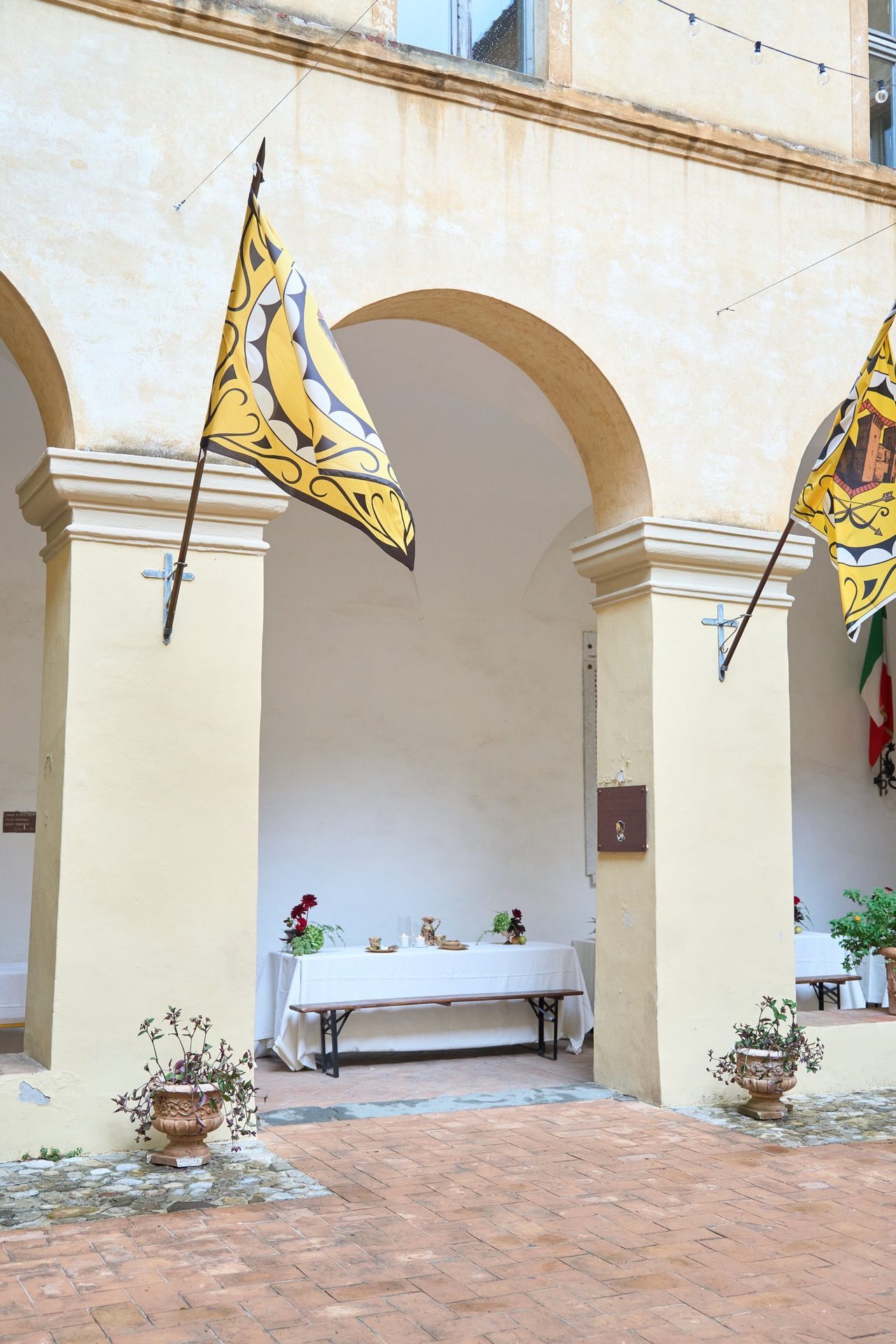 Cortile Borgo con stendardi