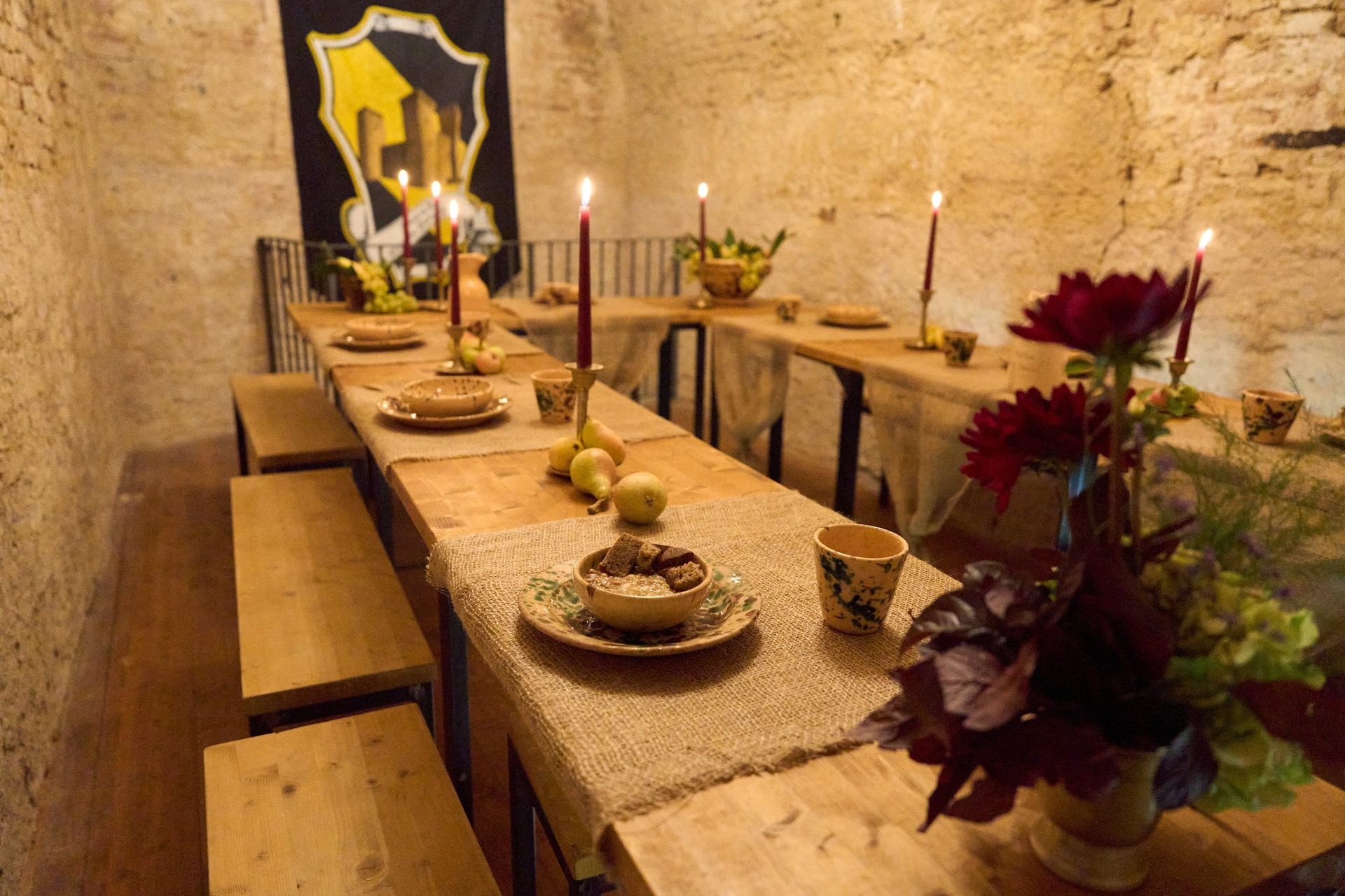 Tavolata Borgo con stendardo