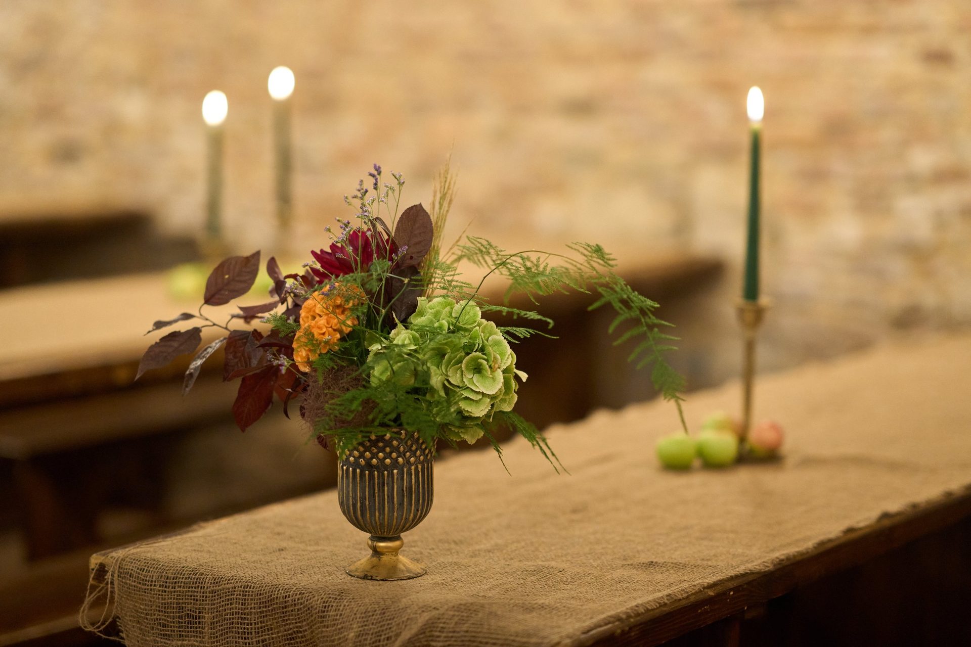 Vaso con fiori e candele